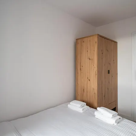 Sluzew 405b By Bookinghost *